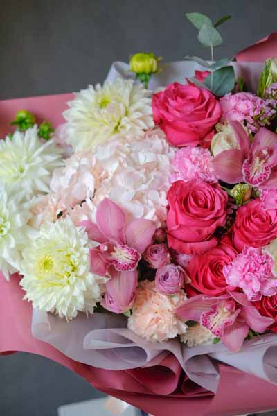 Большой бело-розовый букет с крупными георгинами, орхидеей, яркими розами и диантусом (3)