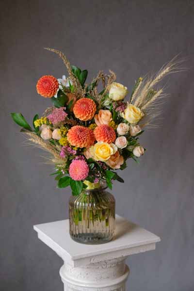 Букет с георгинами, нежно-желтыми розами, розовой хризантемой и колосьями (1)
