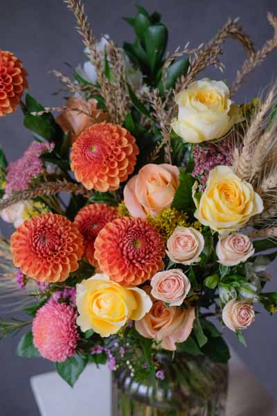 Букет с георгинами, нежно-желтыми розами, розовой хризантемой и колосьями (2)