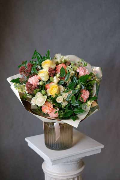Букет с желтой розой, персиковым диантусом, кустовым розами и маттиолой (1)