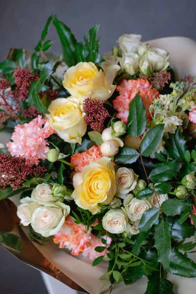 Букет с желтой розой, персиковым диантусом, кустовым розами и маттиолой (2)