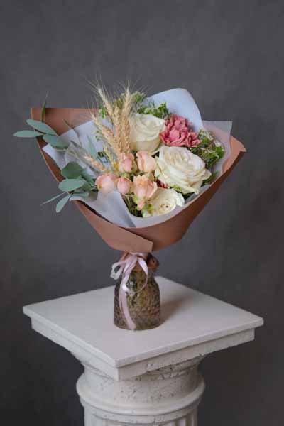 Кремовый мини-букет с розами, белым ваксфлауэром и колосьями 3