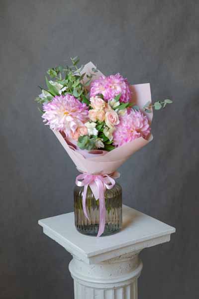 Мини-букет с розовыми георгинами и кустовыми розами (1)