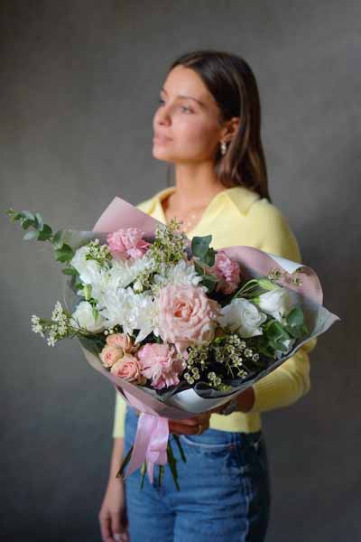 Мини-букет с хризантемами, кружевным розовым диантусом и розами