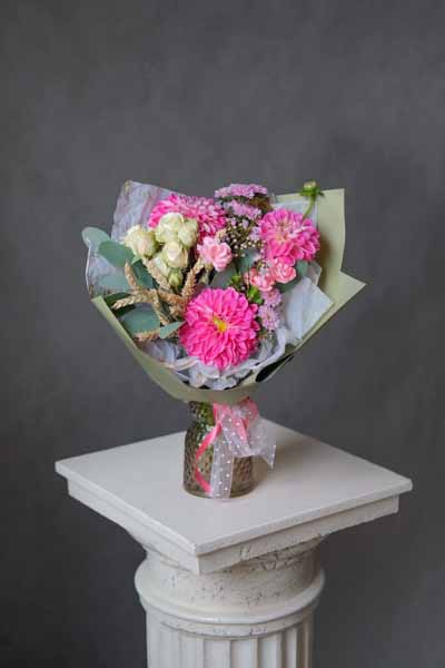 Мини-букет с ярко-розовыми георгинами, хризантемами, колосьями и кустовой розой (1)