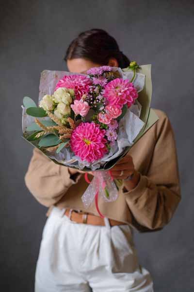 Мини-букет с ярко-розовыми георгинами, хризантемами, колосьями и кустовой розой (3)