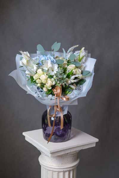 Нежно-голубой букет с гортензией, эустомой, кустовыми розами и зеленью (1)