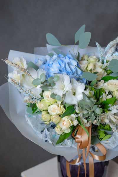 Нежно-голубой букет с гортензией, эустомой, кустовыми розами и зеленью (2)