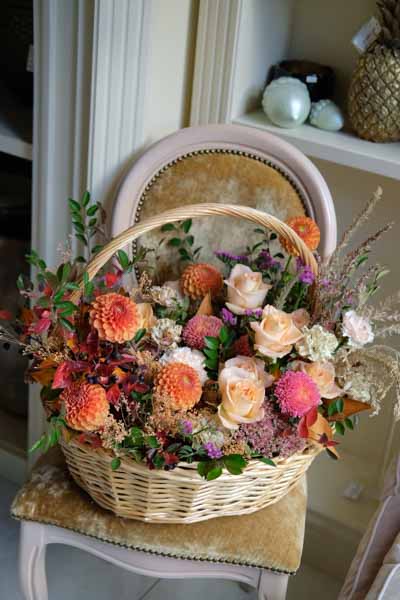 Осенняя композиция в плетеной корзине с георгинами, хризантемой, красными листьями, сухоцветом и кремовыми розами (1)