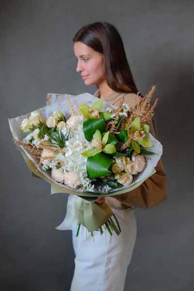 Пышный букет с орхидеями, белой гортензией, колосьями и крупной зеленью