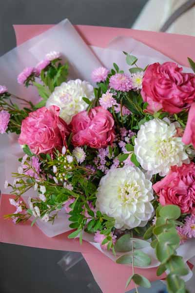 Пышный букет с пионовидными розами, белыми георгинами, кустовой хризантемой и ваксфлауэром (2)