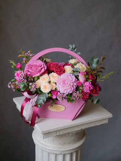 Розовая композиция в деревянном кашпо с георгинами, розами и ваксфлауэром (5)