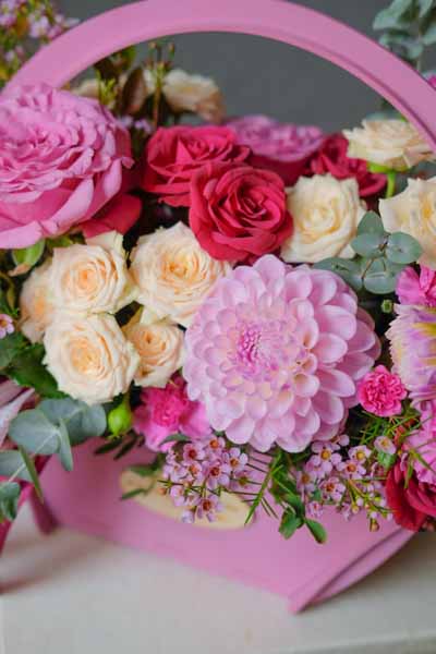 Розовая композиция в деревянном кашпо с георгинами, розами и ваксфлауэром (6)