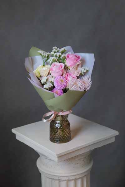 Розовый мини-букет с белой статицей, георгинами и нежной хризантемой (2)