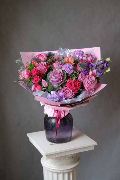 Сиренево-розовый букет с декоративной капустой, розами, альстромерией и фиолетовой эустомой (1)
