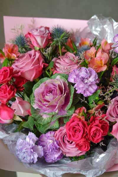 Сиренево-розовый букет с декоративной капустой, розами, альстромерией и фиолетовой эустомой (2)