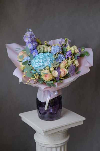 Сиреневый букет с кремовыми розами, гиперикумом и ярко-голубой гортензией (1)