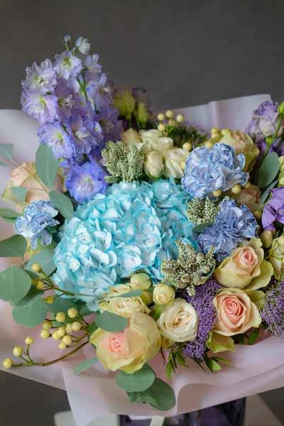 Сиреневый букет с кремовыми розами, гиперикумом и ярко-голубой гортензией (2)
