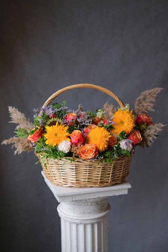 Большая композиция в плетеной корзине с сухоцветом, солнечными хризантемами, розами и клематисами (1)