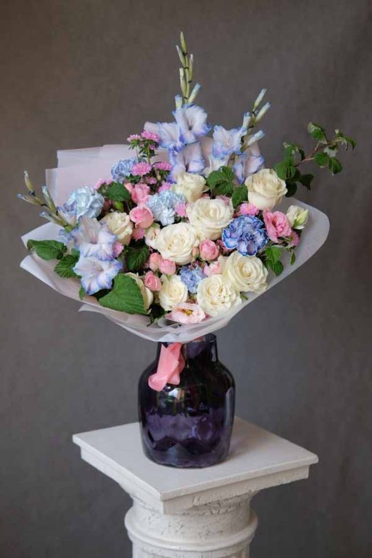 Букет с голубыми гладиолусами, белыми розами и малиновыми листьями (1)