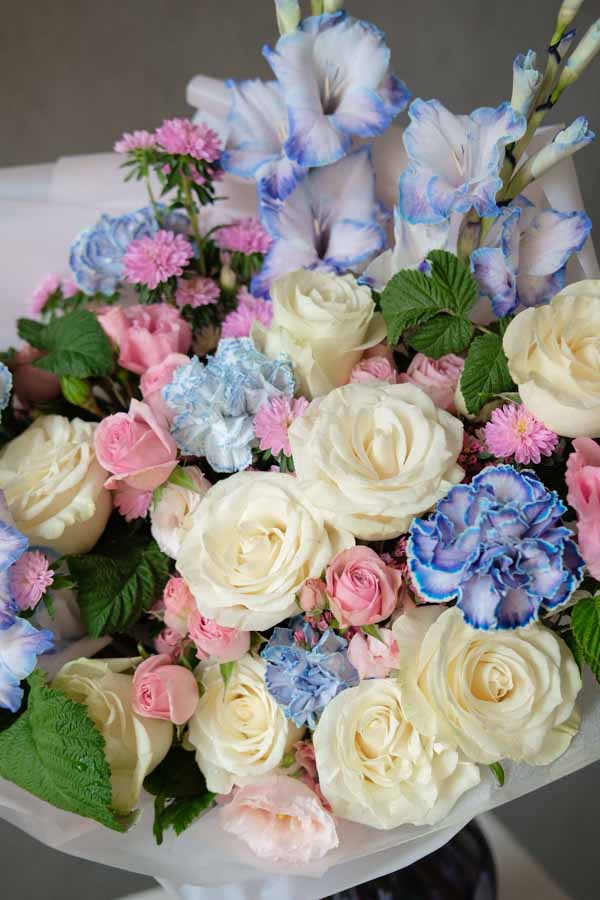 Букет с голубыми гладиолусами, белыми розами и малиновыми листьями (2)