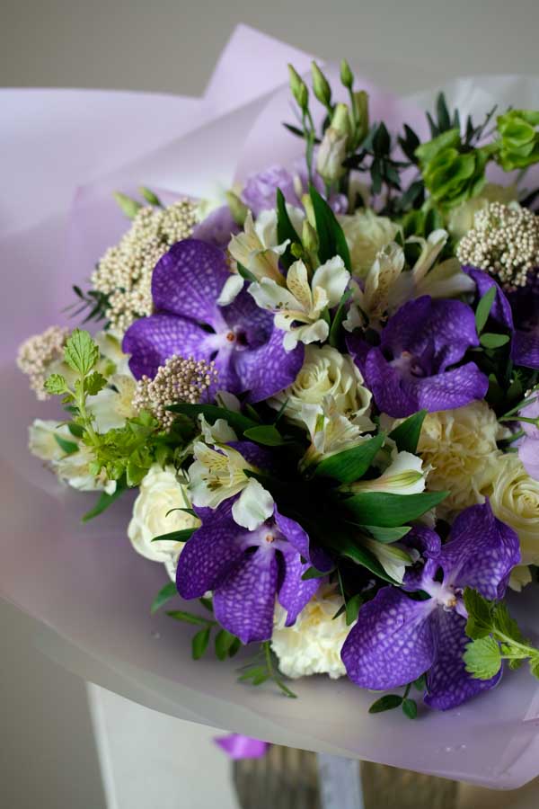 Букет с орхидеей Ванда, розами, белой альстромерией, эустомой и зеленью (2)