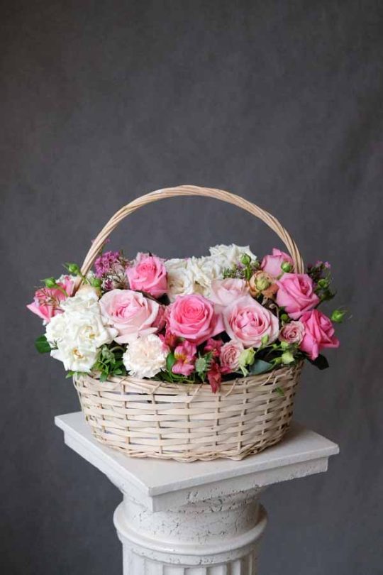 Композиция с розами, эустомой и пионами в плетеной корзине (1)