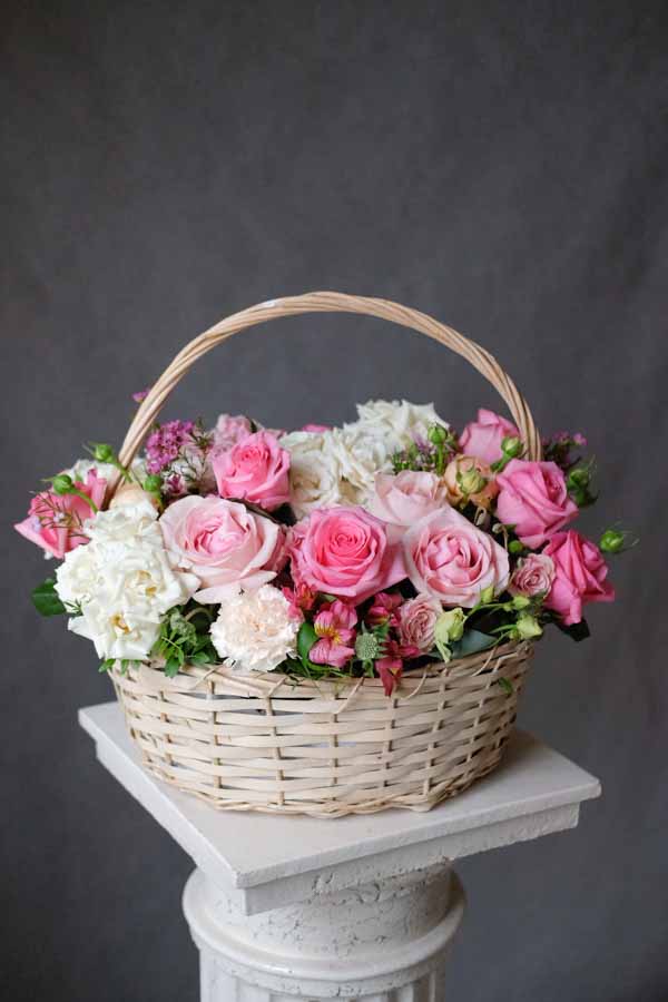 Композиция с розами, эустомой и пионами в плетеной корзине (3)