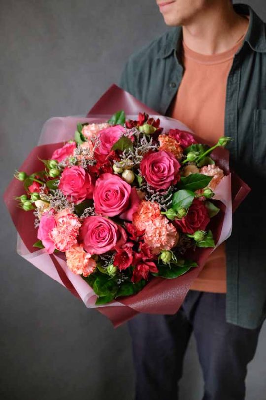 Красно-розовый круглый букет с диантусом, розами и альстромерией (1)