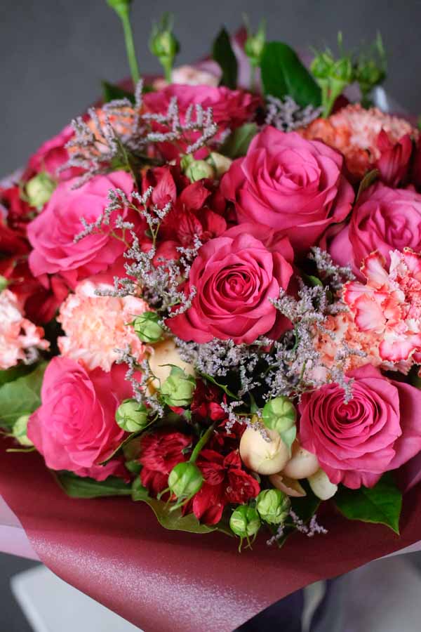 Красно-розовый круглый букет с диантусом, розами и альстромерией (2)