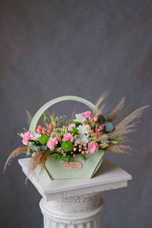 Милая композиция в салатово-розовых оттенках в деревянном кашпо (1)