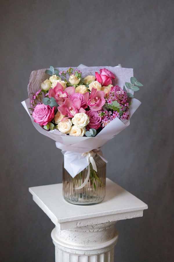Милый кремово-розовый букет с орхидеей, ваксфлауэром и кустовыми розами (1)