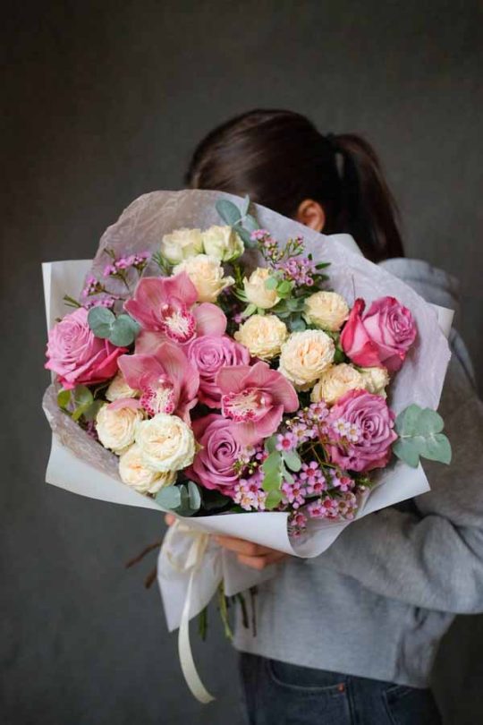 Милый кремово-розовый букет с орхидеей, ваксфлауэром и кустовыми розами