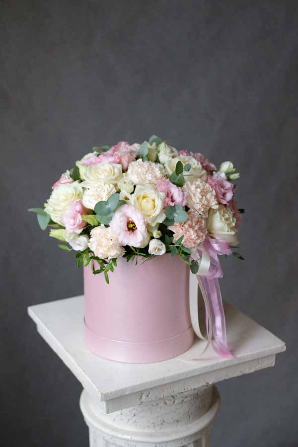 Нежная светло-розовая композиция с диантусом, белыми розами и эустомой (1)