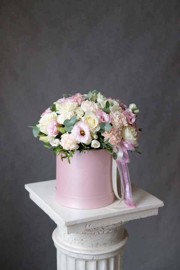 Нежная светло-розовая композиция с диантусом, белыми розами и эустомой (2)