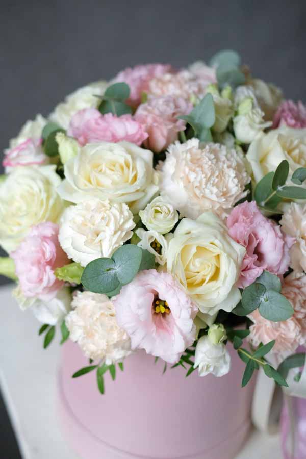 Нежная светло-розовая композиция с диантусом, белыми розами и эустомой (3)