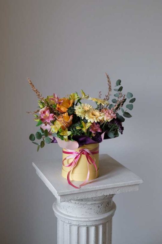 Осенняя композиция в шляпной коробке с герберами, сухоцветом, желтыми альстромериями и розами (1)
