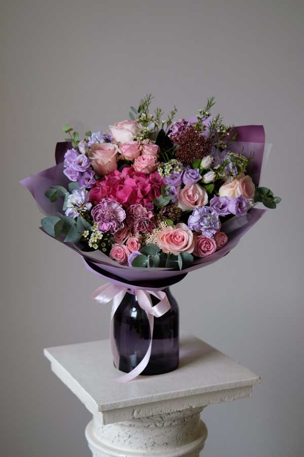 Пышный букет с кружевным диантусом, розовой гортензией, кустовыми розами и скиммией (1)