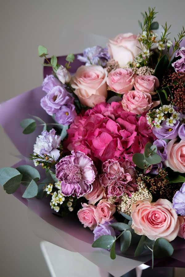 Пышный букет с кружевным диантусом, розовой гортензией, кустовыми розами и скиммией (2)