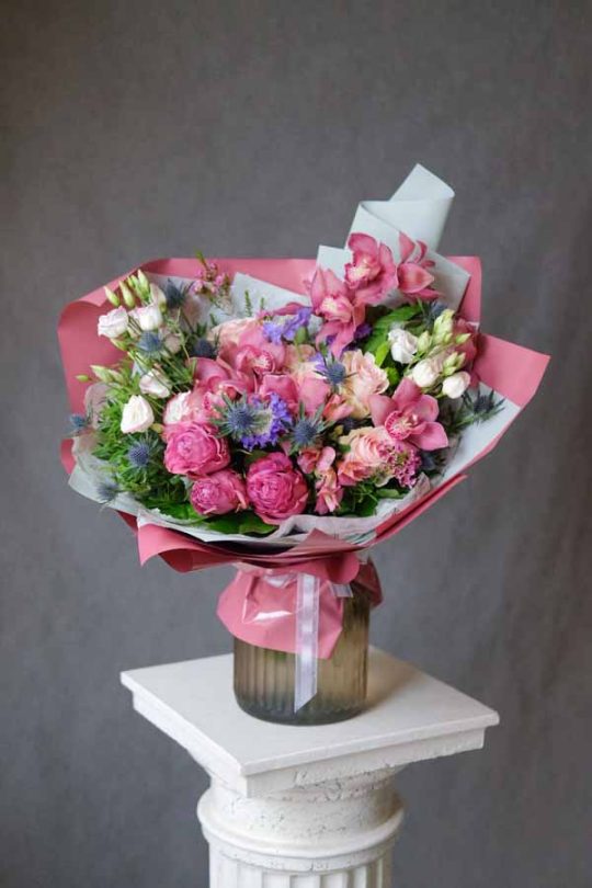 Пышный розовый букет с пионовидными розами, орхидеей и эрингиумом (1)