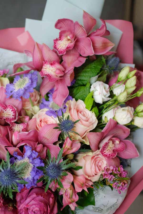 Пышный розовый букет с пионовидными розами, орхидеей и эрингиумом (3)