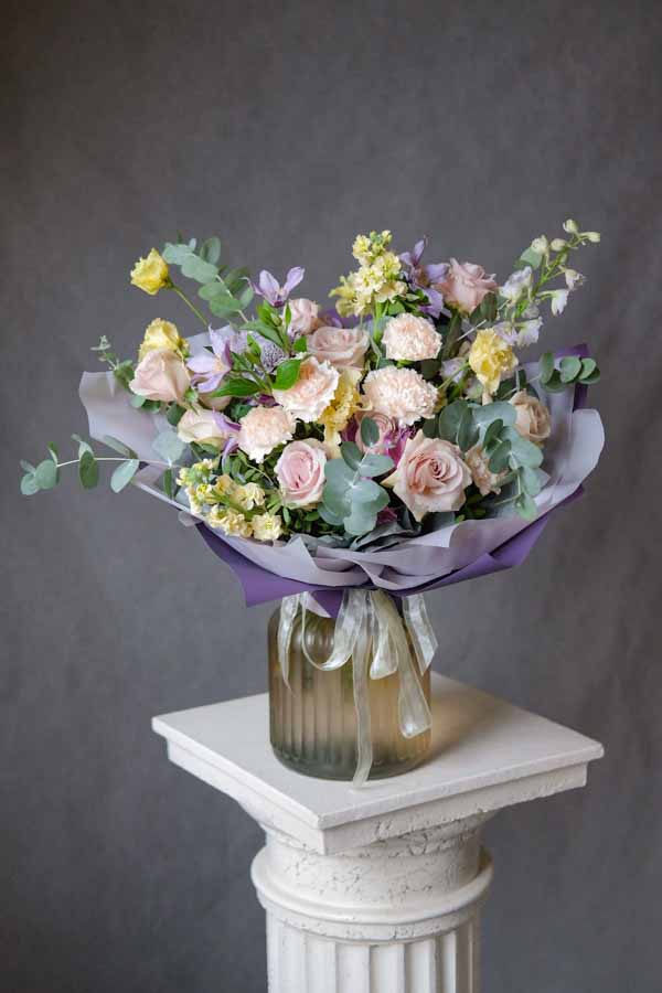 Раскидистый осенний букет с розами, диантусом и желтой маттиолой (1)