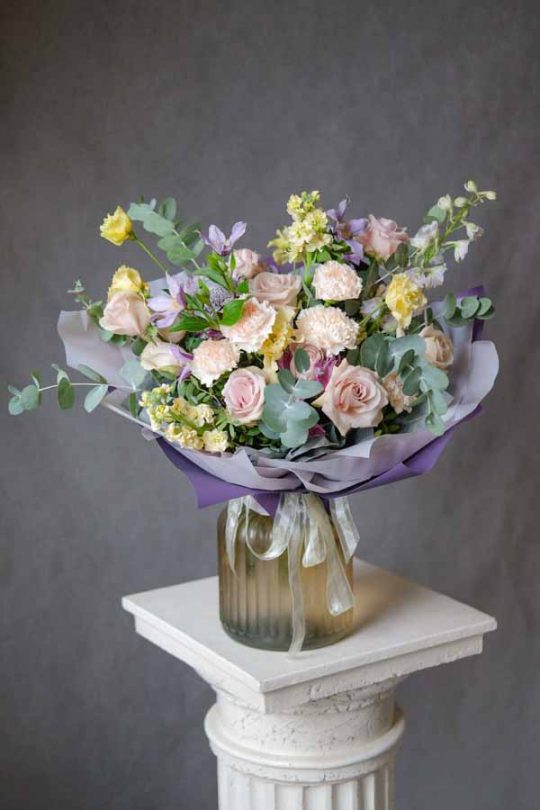 Раскидистый осенний букет с розами, диантусом и желтой маттиолой (3)
