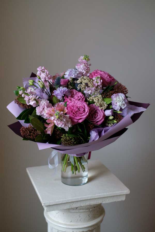 Сиренево-розовый букет с маттиолой, пионовидными розами, кружевным диантусом и скиммией (1)