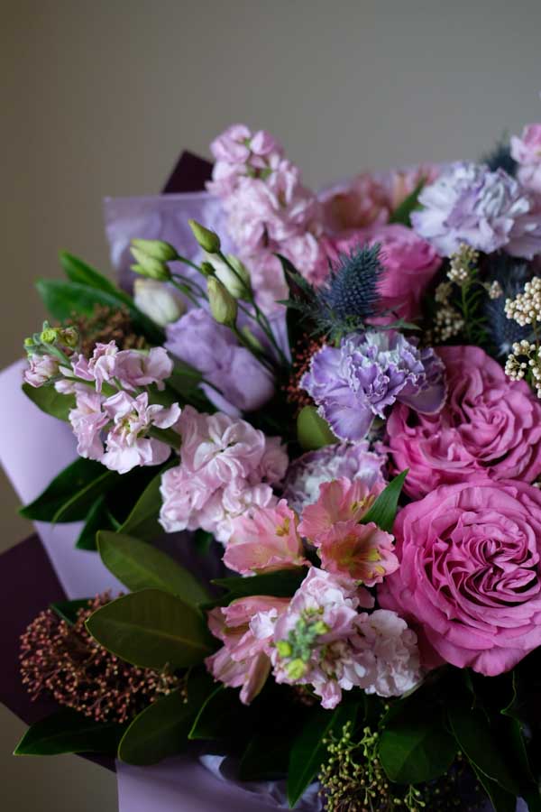 Сиренево-розовый букет с маттиолой, пионовидными розами, кружевным диантусом и скиммией (2)