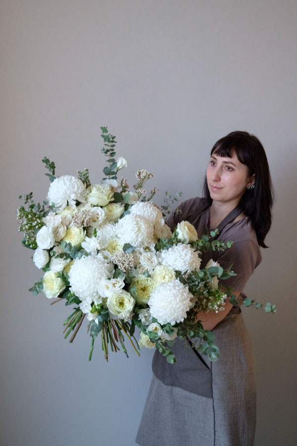 Большой букет с белыми хризантемами розами ваксфлауэром и зеленью 1