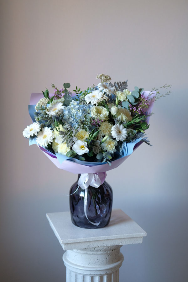 Букет с белыми герберами, гортензией, нежно-желтыми розами и белым диантусом (1)
