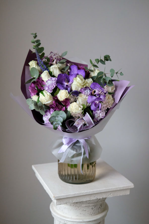 Букет с орхидеей ванда, белыми розами, диантусом и яркой альстромерией (2)