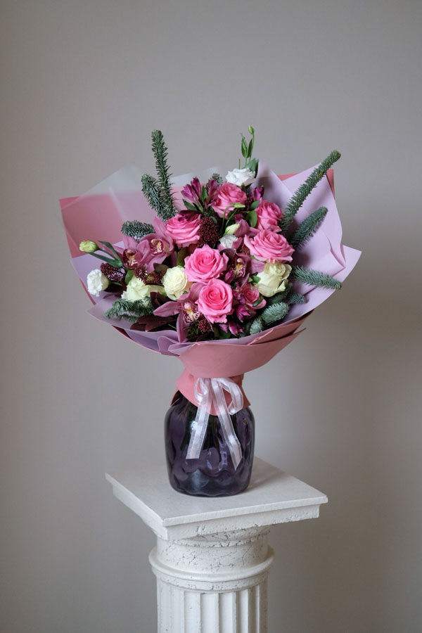 Букет с розами фуксия, нобилисом, орхидеями и альстромерией (1)