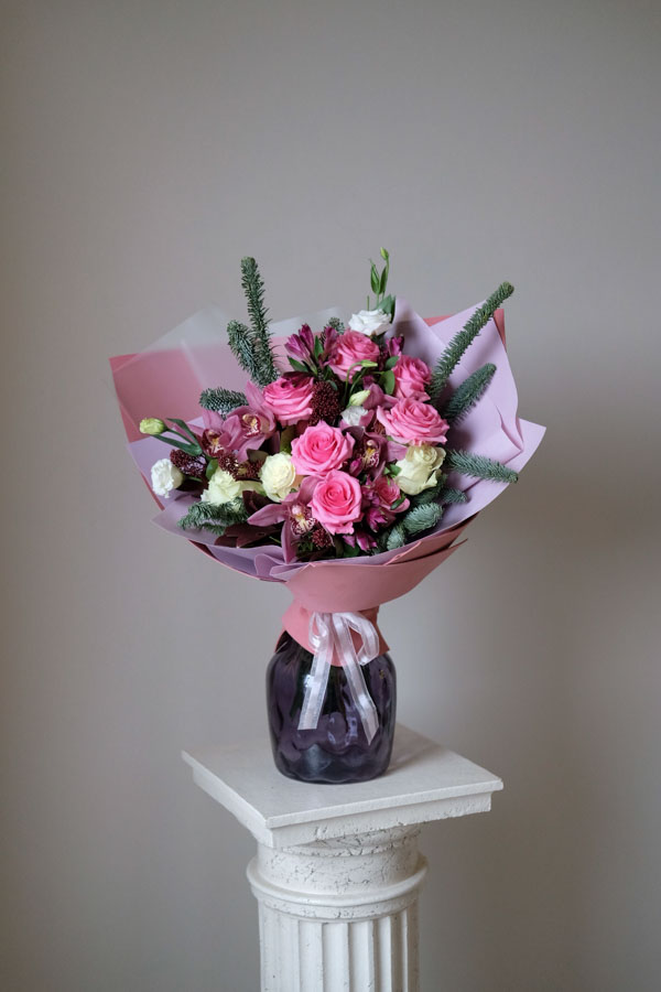 Букет с розами фуксия, нобилисом, орхидеями и альстромерией (2)